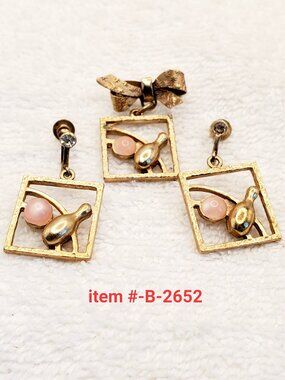 1 Brooch w/m screw on Earrings , item # B - 2652,. wt. 23 grams.